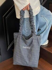 Ta pojemna torba na jedno ramię sprawdzi się w ruchu miejskim i na kampusie. Można ją nosić na wiele sposobów.