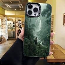 Cubierta de telefono con diseño de bosque misterioso verde oscuro con figura solitaria y texto SO COOL para iPhone en cafeterias y espacios urbanos - Negro - Ver 4