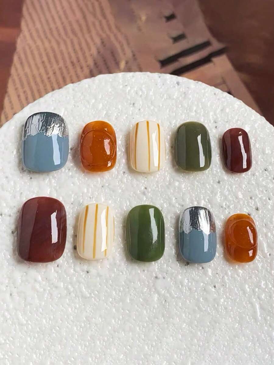 10片手工椭圆形短款美甲贴片，复古撞色设计，条纹和金属点缀，简约风格，适合女性和女孩，是派对、节日和日常佩戴的理想之选。 - 彩色 - 查看 1