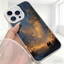Cubierta de telefono con diseño de cielo estrellado azul oscuro con pareja caminando en la noche para iPhone 14 Pro Max estilo elegante para uso diario y eventos sociales - Blanco - Ver 5