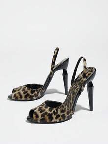 Giày sandal cao gót nữ, thời trang và thanh lịch, thích hợp cho các bữa tiệc, sự kiện ngoài trời và những dịp trang trọng. Thiết kế nổi bật với lớp phủ kim loại, mũi tròn, hở mũi, đính đá lấp lánh và quai buộc cổ chân. Màu nâu họa tiết da báo, phù hợp với mọi sự kiện trang trọng hoặc trang phục trang trọng. Thích hợp cho trang phục mùa xuân hè. - Nâu báo - Xem 6