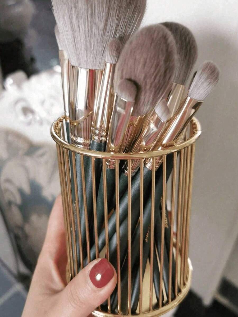 Nordischer Stil Goldener Stifthalter und Make-up Pinsel Organizer - tragbarer multifunktionaler Schreibtisch Aufbewahrung, kann Kosmetik und Büromaterial aufnehmen, elegantes Design, strapazierfähiges Material, kompakt & tragbar | ideal für Schreibtisch Dekoration Zuhause, Studierzimmer Organisation, auch ein tolles Geburtstagsgeschenk für Frauen und Teenager | minimalistisches Aussehen, wasserfeste Oberfläche, leicht zu reinigen, geeignet für Schlafzimmer, Büro oder Reisen, Raumdekoration - Verschiedenfarbig - Übersicht 1