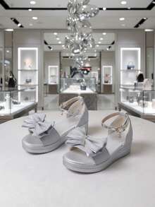 1 đôi dép xăng đan trẻ em đế dày màu bạc lấp lánh, chất liệu PU mềm mại sang trọng với nơ đính đá, thiết kế quai hậu và mũi tròn, dép xăng đan công chúa thoải mái và thời trang cho bé từ 3-15 tuổi, thích hợp cho mặc hàng ngày, dự tiệc, kỳ nghỉ, đi biển, mùa xuân/hè. - Bạc - Xem 3