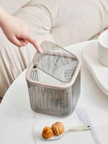 1个透明桌面收纳盒，桌面展示收纳盒，创意按压式开盖设计，适合存放化妆品、文具、玩具、杂物等。