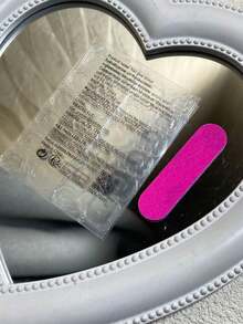 Cada set consta de 10 paneles acrílicos hechos a mano con forma de ataúdes estilo Y2K, diseñados al estilo francés con rhinestones, rayas y decoraciones de pétalos, disponibles en múltiples tonos y colores nude. 3 tamaños para ajustar, adecuado para Navidad, fiestas, bailes y uso diario. Viene con un kit de uñas, lo que lo convierte en un regalo ideal de uñas postizas para damas y niñas. - Multicolor - Ver 3