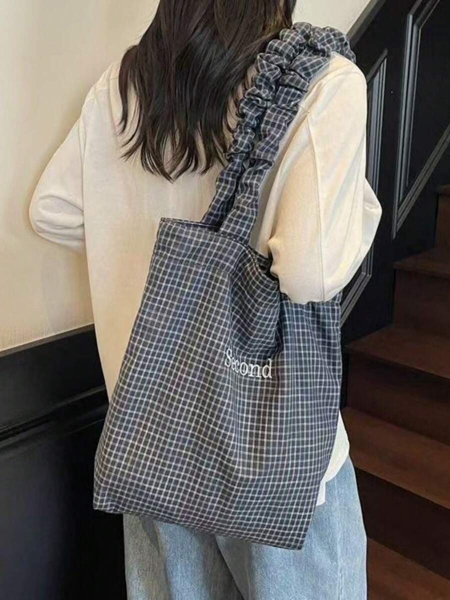 Ta pojemna torba na jedno ramię sprawdzi się w ruchu miejskim i na kampusie. Można ją nosić na wiele sposobów.