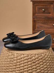 WHDXY 女士黑色蝴蝶结方头平底鞋，柔软舒适，防滑，适合女大学生/上班族穿着，也适合工作、上学和购物等场合。