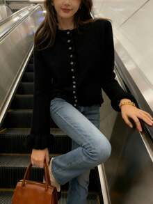 2025 nouveau Pull tricoté élégant à col rond, avec volants superposés et plissés pour femmes. Polyvalent et décontracté, pour l'automne/l'hiver, de couleur gris unicolore