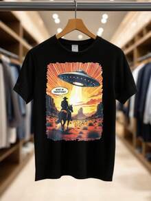 1 pieza de camiseta estampada para hombre - Diseño de vaquero sobre un caballo viendo un OVNI en el desierto bajo el sol, camiseta casual de manga corta con cuello redondo para ropa urbana, - Negro - Ver 2