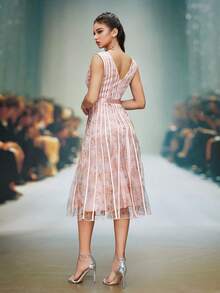 V-ringad ärmlös maxiklänning i mesh med tryck och fina inlägg - Dammrosa - Visa 2