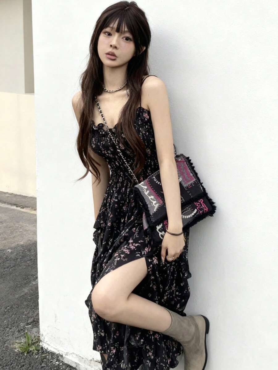碎花中长吊带连衣裙,浪漫别致风格,胸部褶裥设计,侧开衩,适合日常穿着和约会,黑色,夏季优雅 - 黑色 - 查看 1
