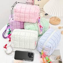 这款马卡龙色化妆包采用便捷的提手设计，非常适合旅行携带。它由柔软的绗缝泡沫面料制成，空间宽敞，并配有时尚的拉链和格子图案。这款便携式化妆包包含一个抽绳和一个可爱的零钱包，还可以用作珠宝收纳包、化妆刷收纳包和口红收纳包。 - 彩色 - 查看 11