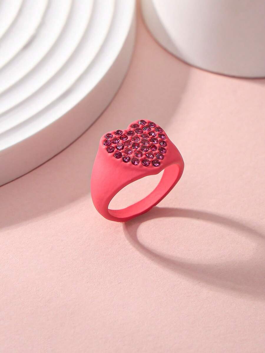 1枚休闲、可爱、甜美风格的红色爱心水钻戒指，情人节爱心戒指，适合女性日常、工作、社交场合佩戴，情人节珠宝礼物