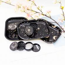 这款两件套包括一个卷烟托盘和一个50毫米研磨器。这款多功能研磨器，锌合金材质，四层设计，搭配金属卷烟托盘，是一款非常适合圣诞节/生日礼物或派对礼品的家用工具。