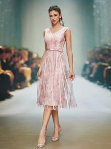 V-ringad ärmlös maxiklänning i mesh med tryck och fina inlägg - Dammrosa - Visa 1