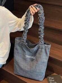 Ta pojemna torba na jedno ramię sprawdzi się w ruchu miejskim i na kampusie. Można ją nosić na wiele sposobów.