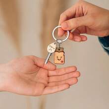 送给女性的全新开始礼物——祝酒钥匙扣，送给即将离职同事的礼物，送给新订婚夫妇的订婚派对礼物（带挂饰），送给首次购房者的乔迁礼物