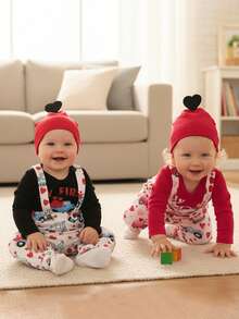 Conjunto de bebé para San Valentín: mono de manga larga con estampado de letras, pantalones con tirantes y gorro con estampado de corazones. - Rojo - Ver 2