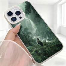 Cubierta de telefono con diseño de bosque misterioso verde oscuro con figura solitaria y texto SO COOL para iPhone en cafeterias y espacios urbanos - Negro - Ver 5