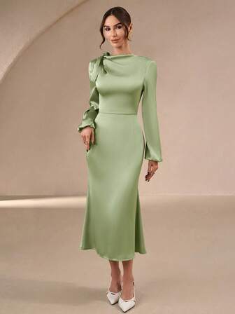 纯色缎面连衣裙，女士秋冬轻盈优雅扭领款式