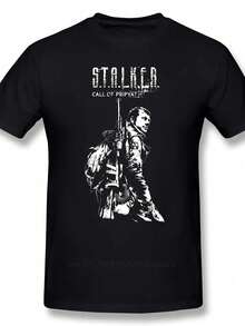 T-shirt graphique Stroker Game pour hommes - Chemise de joueur post-apocalyptique avec design de personnage à sac à dos, chemise en coton de haute qualité pour les fans de Fallout, vêtements de jeu décontractés (coupe régulière, tailles plus disponibles) - Idéal pour les conventions de jeux et les vêtements de loisirs, marchandise de fans, style bohème, tissu durable, vêtements de fans, tenue de cosplay - Noir - Voir 1