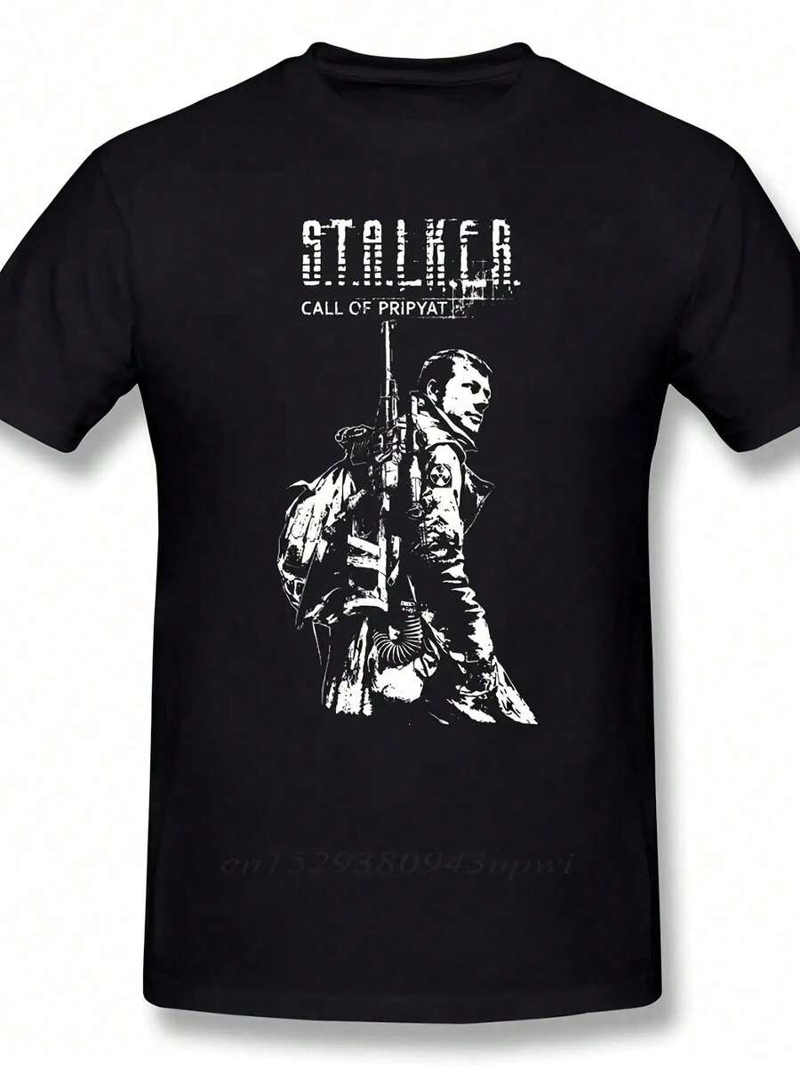 T-shirt graphique Stroker Game pour hommes - Chemise de joueur post-apocalyptique avec design de personnage à sac à dos, chemise en coton de haute qualité pour les fans de Fallout, vêtements de jeu décontractés (coupe régulière, tailles plus disponibles) - Idéal pour les conventions de jeux et les vêtements de loisirs, marchandise de fans, style bohème, tissu durable, vêtements de fans, tenue de cosplay - Noir - Voir 1