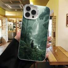 Cubierta de telefono con diseño de bosque misterioso verde oscuro con figura solitaria y texto SO COOL para iPhone en cafeterias y espacios urbanos - Negro - Ver 3