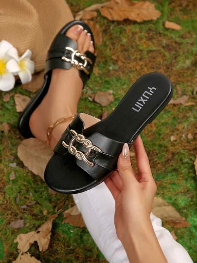 Sandalias de mujer con hebilla dorada decorativa, diapositivas planas de punta redonda, estilo de vacaciones, sandalias planas de verano con brillo negro, cómodas chanclas minimalistas de uso diario para mujer