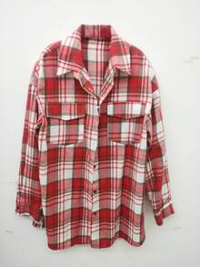 Ta swobodna, luźna, klasyczna koszula w kratkę z długim rękawem i kieszeniami zakrywa niedoskonałości i sprawia, że wyglądasz szczuplej, nie przejmując się kształtem sylwetki. Wzór w kratkę w stylu retro przyciąga wzrok. Można ją nosić samodzielnie lub w zestawach, co czyni ją niezwykle praktyczną. Nadaje się na różne okazje, takie jak codzienne wyjścia, randki, spotkania z siostrami i życie studenckie.