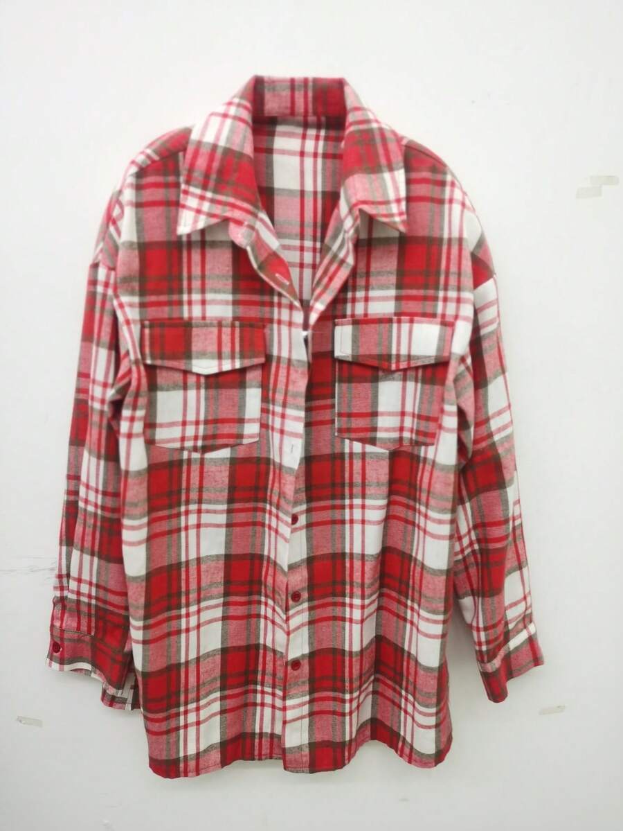 Ta swobodna, luźna, klasyczna koszula w kratkę z długim rękawem i kieszeniami zakrywa niedoskonałości i sprawia, że wyglądasz szczuplej, nie przejmując się kształtem sylwetki. Wzór w kratkę w stylu retro przyciąga wzrok. Można ją nosić samodzielnie lub w zestawach, co czyni ją niezwykle praktyczną. Nadaje się na różne okazje, takie jak codzienne wyjścia, randki, spotkania z siostrami i życie studenckie.