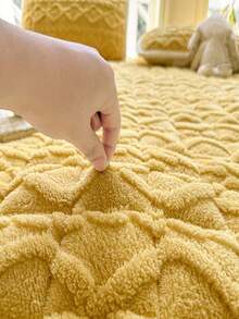 1 tấm lót nệm chần bông màu xám, vỏ bảo vệ nệm bằng vải taffeta mềm mại màu xám đậm, tấm phủ nệm phong cách tối giản, thiết kế dây đai đàn hồi 4 góc phù hợp với nệm lò xo, có thể gấp lại để cất giữ, dễ chăm sóc, sử dụng được mọi mùa - Màu vàng tươi - Xem 5