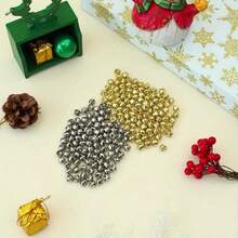 Sinos de metal coloridos feitos à mão, de 1,5 cm, ideais para decoração de Natal, confecção de joias e artesanato - Decoração clássica para casa, decoração de festas de fim de ano, decoração de Natal para o quarto, decoração de Natal de inverno, presentes de Natal para casa.