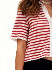 Vêtements de vacances pour femmes ARDOR S, vêtements d'été et de printemps pour femmes. Vêtements de vacances élégants et stylés, tenue décontractée pour les vacances. Design de rayures colorées avec un sens du style. Top tricoté pour femmes section courte, col à revers, boutonné devant, confortable et simple - Rouge - Voir 2
