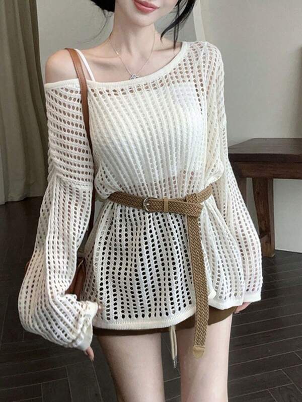 宽松针织罩衫，镂空设计，搭配吊带背心，舒适休闲时尚