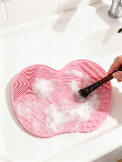 Silicone Makeup Brush Cleaning Mat With Suction Cup, Apple-Shaped Portable Makeup Brush Cleaner Mat, Suitable For Makeup Brushes, Makeup Sponges, Powder Puffs, Ideal For Travel, Home, School, Dorm, Vacation, Party, Wedding, New Year, Valentine's Day, Mother's Day Gifts