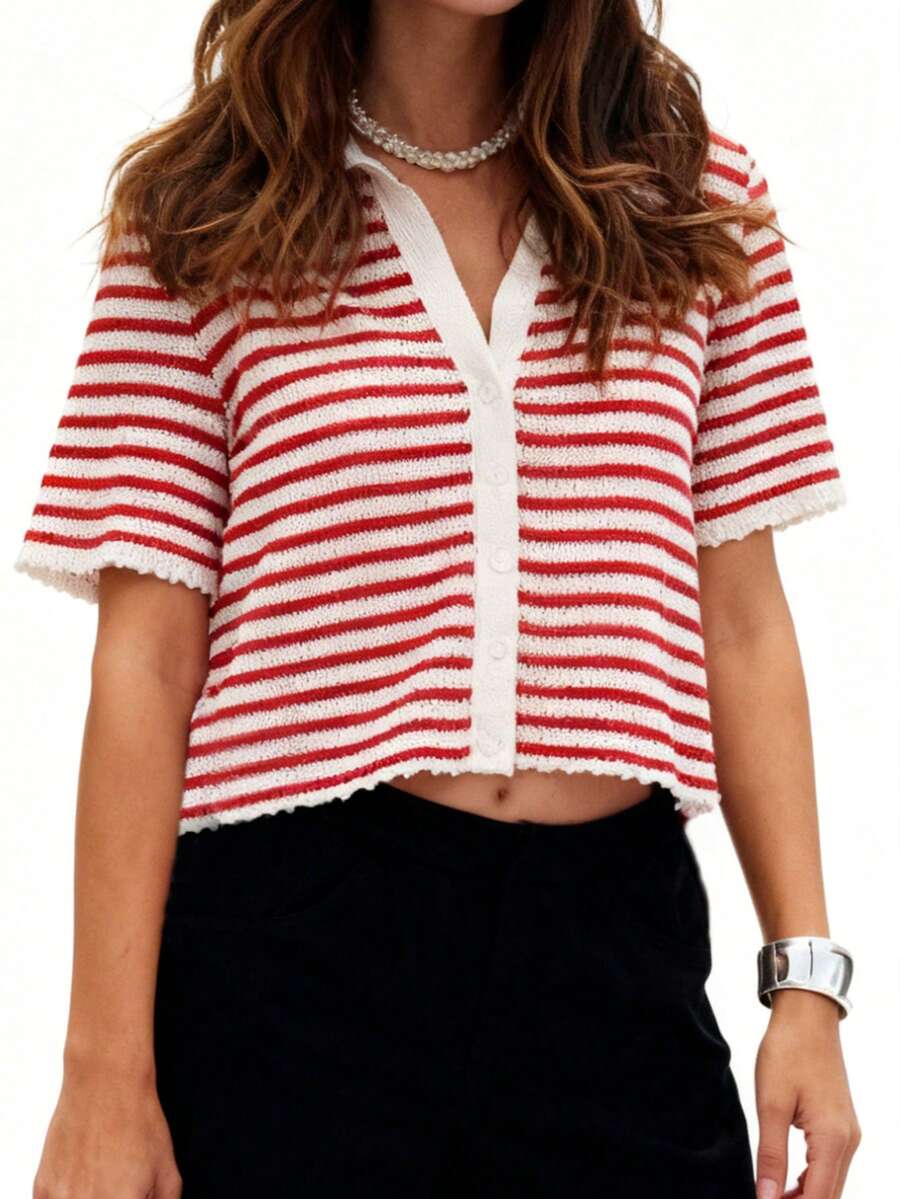 Vêtements de vacances pour femmes ARDOR S, vêtements d'été et de printemps pour femmes. Vêtements de vacances élégants et stylés, tenue décontractée pour les vacances. Design de rayures colorées avec un sens du style. Top tricoté pour femmes section courte, col à revers, boutonné devant, confortable et simple - Rouge - Voir 1