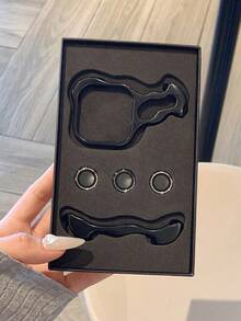 1 chiếc ốp lưng điện thoại cao cấp bằng kim loại không gỉ và hợp kim nhôm, thiết kế cong độc đáo, kèm miếng dán bảo vệ ống kính camera, tương thích với iPhone 16/15/14/13 Pro Max Plus, bảo vệ camera chống rơi vỡ, tương thích với Apple S23/S24+/S25 Ultra, 14 Pro, thiết kế 3D rỗng, quà tặng lý tưởng cho các cặp đôi và bạn thân. - màu đen - Xem 2