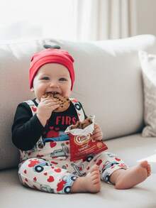 Conjunto de bebé para San Valentín: mono de manga larga con estampado de letras, pantalones con tirantes y gorro con estampado de corazones. - Negro - Ver 5