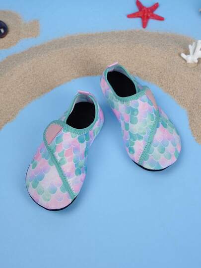1双儿童柔软透气速干弹性游泳/沙滩鞋，适合室内、海滩、酒店等场所，女童卡通印花时尚水鞋