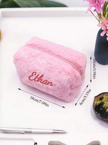 个性化姓名化妆包 - 毛绒化妆品收纳袋，拉链封口，大容量化妆盒，柔软蓬松，适合女性、新娘、母亲 - 生日/婚礼/母亲节礼物 - 柔和的粉彩色调（黄色、粉色、薰衣草色） - 耐用涤纶材质，个性化化妆包，旅行化妆品收纳包，休闲风格，趣味设计，高品质，触感柔软 - 彩色 - 查看 8
