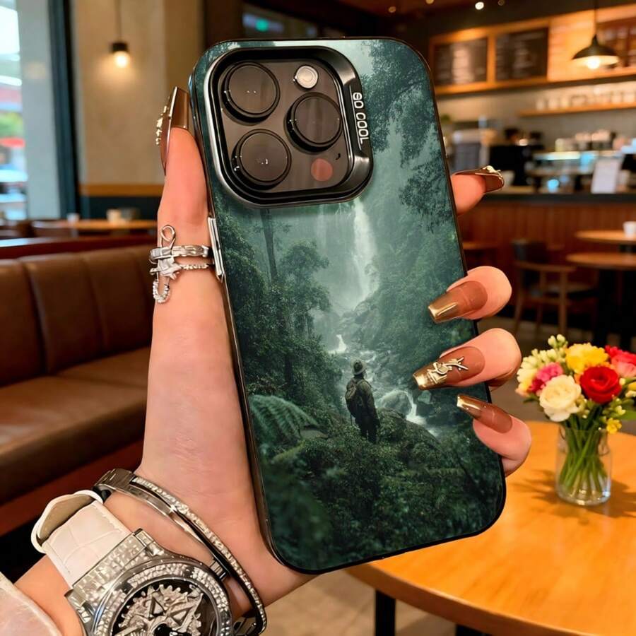 Cubierta de telefono con diseño de bosque misterioso verde oscuro con figura solitaria y texto SO COOL para iPhone en cafeterias y espacios urbanos - Negro - Ver 1