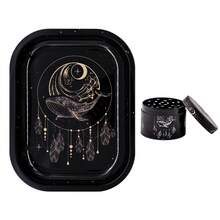 这款两件套包括一个卷烟托盘和一个50毫米研磨器。这款多功能研磨器，锌合金材质，四层设计，搭配金属卷烟托盘，是一款非常适合圣诞节/生日礼物或派对礼品的家用工具。