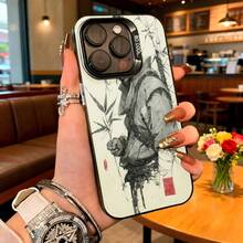 Cubierta de telefono con diseño de artista chino en blanco y negro estampado con bambu y sellos rojos para iPhone 14 Pro Max estilo elegante para uso diario en cafeterias y eventos sociales - Blanco - Ver 1