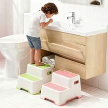两级台阶凳，塑料防滑表面踏凳，便携式浴室梯，耐用多功能脚凳，儿童脚凳，婴儿马桶凳，洗手池踏凳，儿童脚踏，小凳子，站立凳，增高凳，可站立或坐下，防滑设计，带防滑垫，牢牢抓住地面不会滑动 - 彩色 - 查看 3