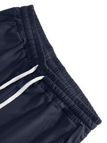 Bộ 2 món gồm áo thun nam màu xanh navy dáng rộng và quần short kaki, kiểu dáng thể thao thường ngày, trang phục thoải mái phù hợp cho bãi biển, kỳ nghỉ và du lịch. - Màu xanh hải quân - Xem 7