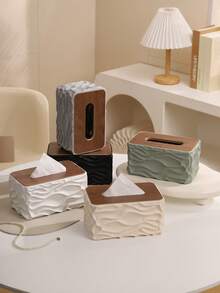 1 علبة مناديل أنيقة بطراز نوردي مع تصميم جمالي عصري. تتميز بسطح موجي وغطاء خشبي، وتوفر تخزين مناديل بسعة وحجم كبير كحامل مناديل على المكتب. مناسبة للحمامات وطاولات الطعام ومكاتب المكاتب وغرف المعيشة والمطاعم الراقية والمقاهي والصالات - مثالية كهدية لتدشين المنزل أو عيد ميلاد أو عيد ميلاد لأفراد العائلة والأصدقاء.