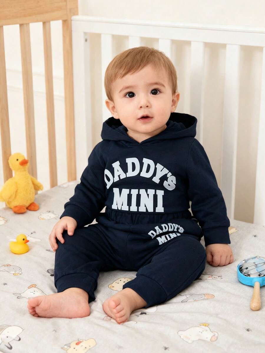两件套，休闲可爱男婴服装，婴儿连体衣，幼儿春秋季套装，纯棉柔软舒适，字母印花连帽衫上衣和纯色字母印花裤子套装，适合日常、度假、聚会、户外活动