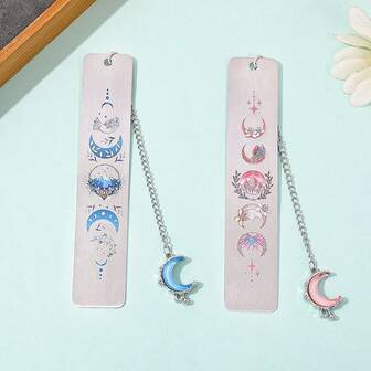 清新艺术感十足的月亮星辰不锈钢书签，蓝粉双色月亮星辰图案设计，搭配新月吊坠，是送给爱书人士和读书爱好者的文化创意礼物。