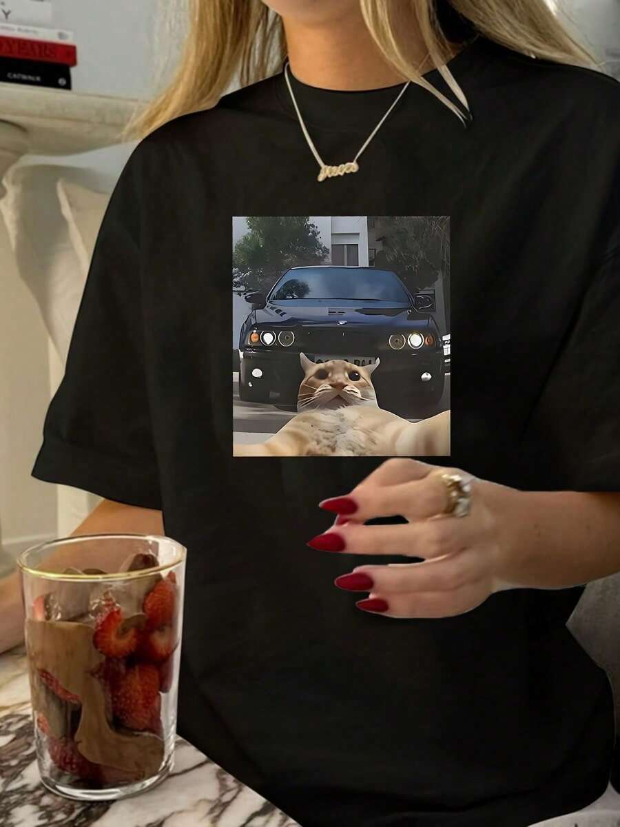 Damen Vintage-inspiriertes Grafik-T-Shirt mit verspieltem Katzen- und Auto-Design - Weiches Hirsch-Kerbel-Kurzarm-Rundhals-Oberteil, locker geschnittenes Lässig-Shirt für alle Jahreszeiten, Damen T-Shirts - Schwarz - Übersicht 1