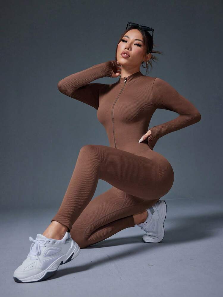 这款女士连体裤采用无缝弹力面料，前拉链设计。高腰剪裁凸显身材曲线，打造迷人身姿。适合多种场合——休闲放松、瑜伽、跑步、健身房锻炼和徒步旅行。 - 棕色 - 查看 6